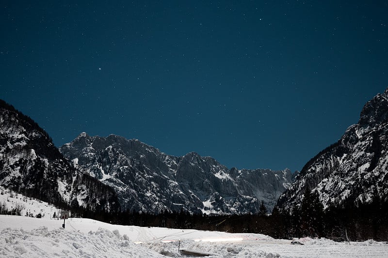 从普莱尼卡高原向雄伟的朱利安阿尔卑斯山脉眺望添马舰山谷的夜景。晚上在山上看星星。