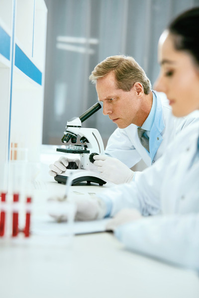 科学家们在实验室。在职医务人员