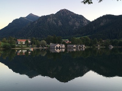Schliersee湖日落，上巴伐利亚，德国