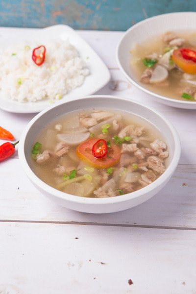 牛肉汤配米饭，西红柿，葱
