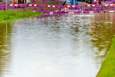 英国被洪水淹没的道路紧急封锁