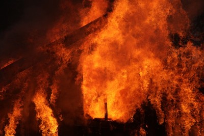 老房子着火了