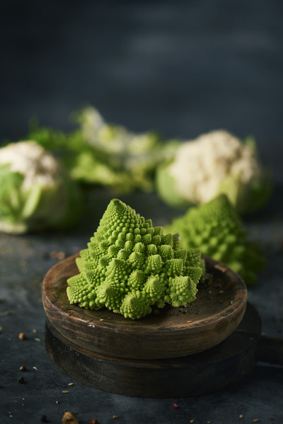 小罗马花椰菜在木盘子里