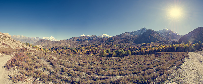 干旱的山地荒地全景。