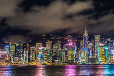 从维多利亚港眺望香港夜景