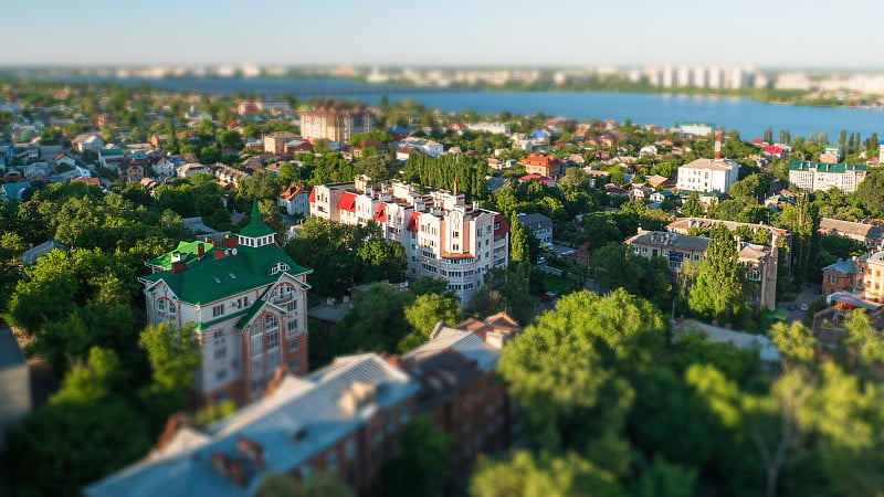 倾斜移位模糊城市沃罗涅日，全景现代城市天际线在夏季阳光明媚的一天，鸟瞰图