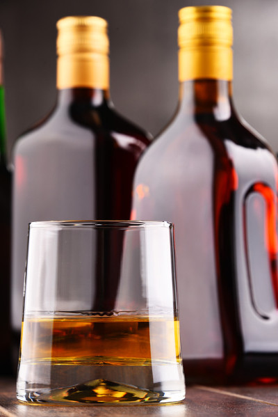 用玻璃杯和玻璃瓶配制的烈性酒