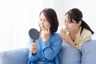 亚洲母女在客厅照镜子