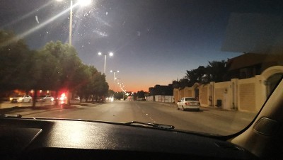 在日落的利雅得开车