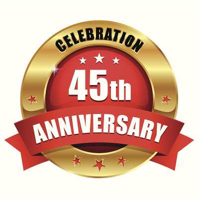 金红相间的45周年纪念章和丝带