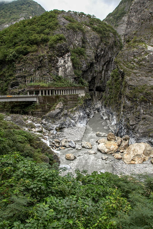 暴雨过后台湾太鲁阁公园的暗河