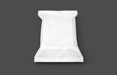 白色塑料婴儿湿巾袋或纸巾纸袋孤立在灰色背景