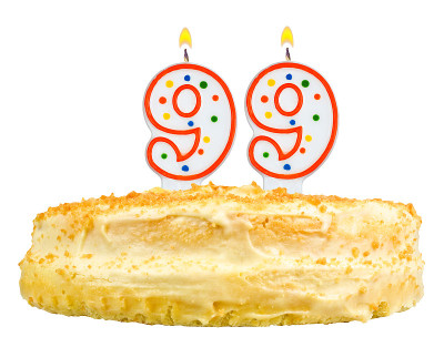 生日蛋糕与蜡烛九十九孤立在白色