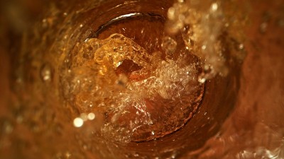 新鲜的啤酒倒入玻璃作为宏观特写镜头