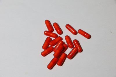 红色胶囊药