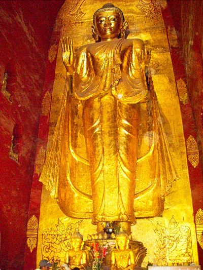 越南一座寺庙里的金色雕像