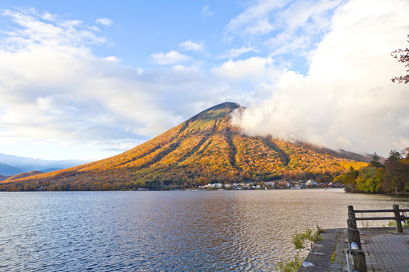 秋季的中禅寺湖和南台山，日光国家公园