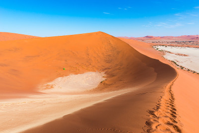 风景优美的Sossusvlei和Deadvlei，粘土和盐田被雄伟的沙丘包围。纳米比亚Naukluf