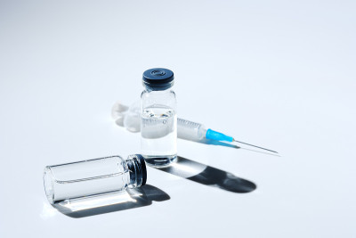 关闭装有流感疫苗的玻璃小瓶和装有针头的注射器