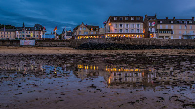 Arromanches les Bains的海滩之夜