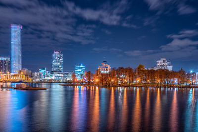 秋夜在俄罗斯叶卡捷琳堡市中心的池塘上。