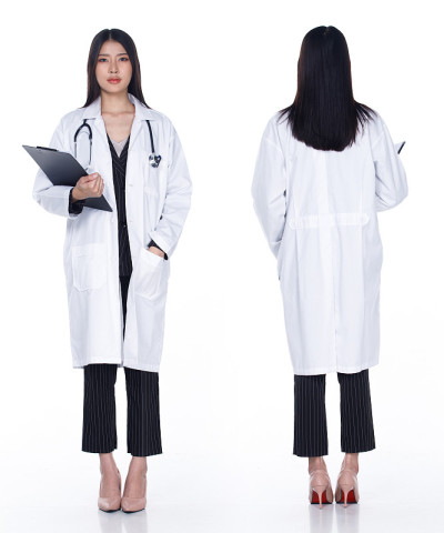 女医生拿着文件站着，全身360度旋转