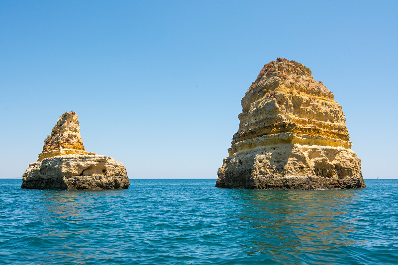 著名的岩石在海，海洋，拉各斯在葡萄牙。热门的夏季旅游目的地和阿尔加维海岸线著名的海滩