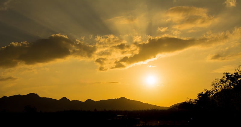 夕阳美丽的光与山的背景