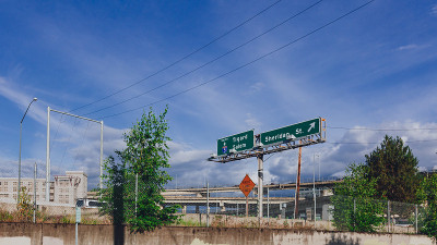 美国波特兰市区附近蓝天下的高速公路和路标