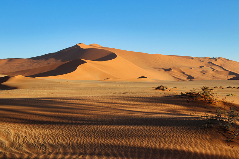 巨大的红色沙丘Sossusvlei Namib沙漠-纳米比亚- naukluft国家公园，纳米比亚，