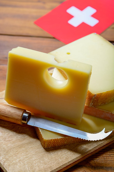 瑞士奶酪的分类:Emmental或Emmentaler中等硬度的圆孔奶酪，Gruyere, appe