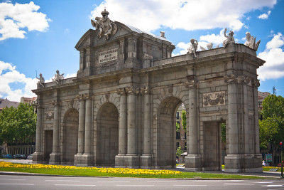 独立广场的阿尔卡拉门(Puerta de Alcala)。马德里