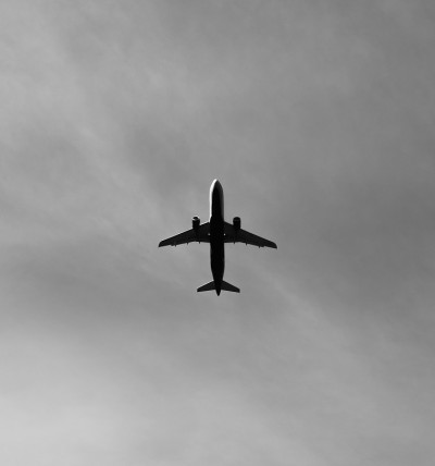 商用飞机在上空飞行