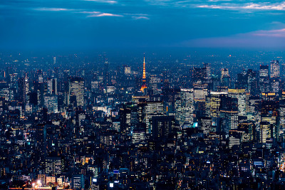 东京塔与天际线城市景观在东京，日本晚上