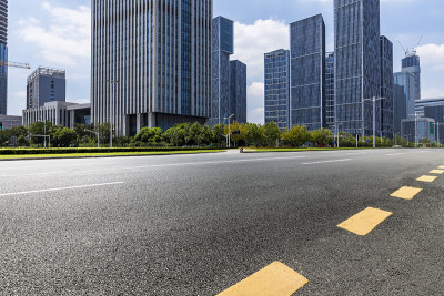 全景天际线和现代商业办公建筑与空的道路，空的混凝土广场地板