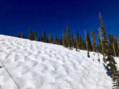 科罗拉多州冬季公园黑钻石滑雪坡上的蓝鸟日
