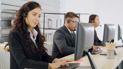 商务人员戴着耳机在办公室工作