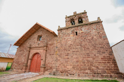 Tiwanaku村的教堂，旁边的Tiwanaku (Tiahuanaco)考古遗址玻利维亚西部。