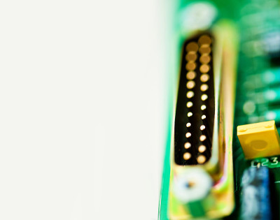 带有集成电路和电子元件的印刷电路板(PCB)