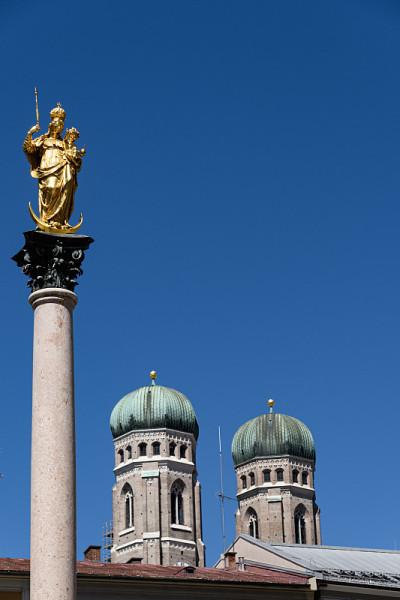 Marienplatz,慕尼黑,德国;圣母像，圣母教堂的塔