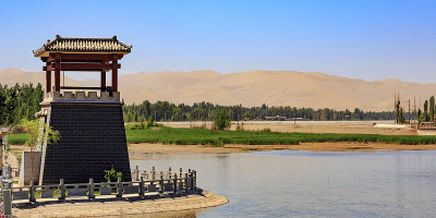 中国敦煌戈壁沙漠中的寺庙