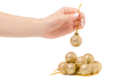 金色的圣诞球装饰在手