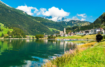 Reschen am See或Resia，意大利南蒂罗尔的Reschen湖上的一个村庄