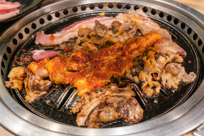 腌牛肉和猪肉片在烤肉炉上烧烤