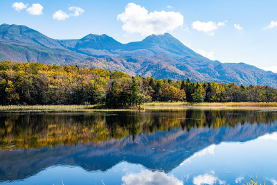 知床五湖(知床五湖)[第2湖]和知床山与秋叶，知床，北海道，日本