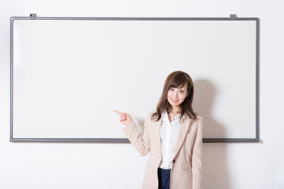 一个在教室里开研讨会的日本女人