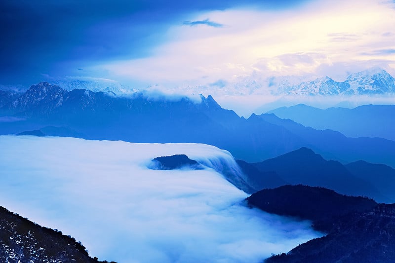 中国四川省西部的雪山和高原是美丽的风景