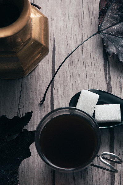 这是一杯热茶的特写镜头，上面有糖块