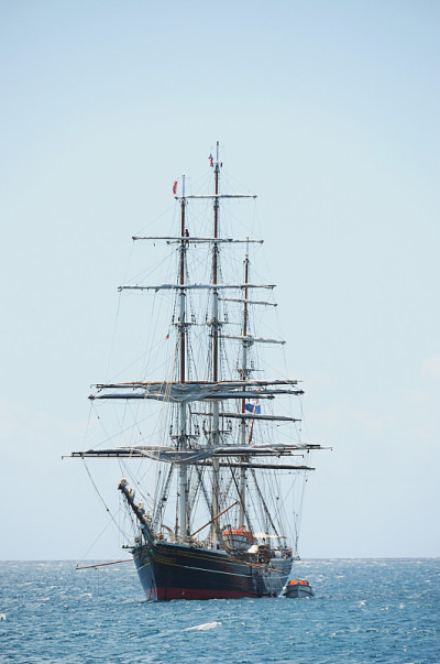 船从木头在海上
