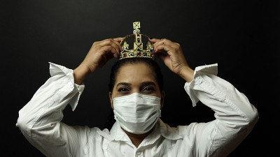 妇女戴上外科或医疗口罩戴在头上，描绘了冠状病毒或冠状病毒19、病毒爆发的概念。冠状病毒病2019-n